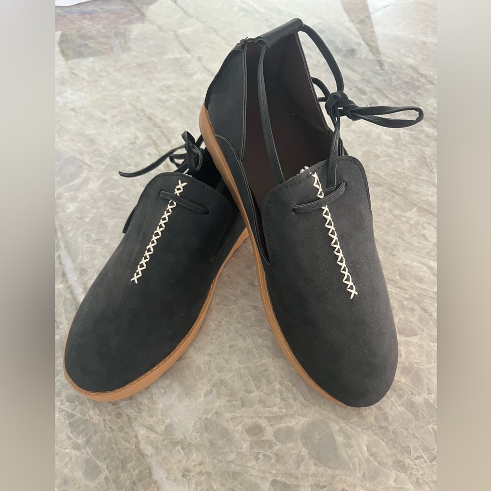 KCSCHSCR NWOT Super Comfort Round Toe Casual Lace-up Flat Loafer. Size 9.